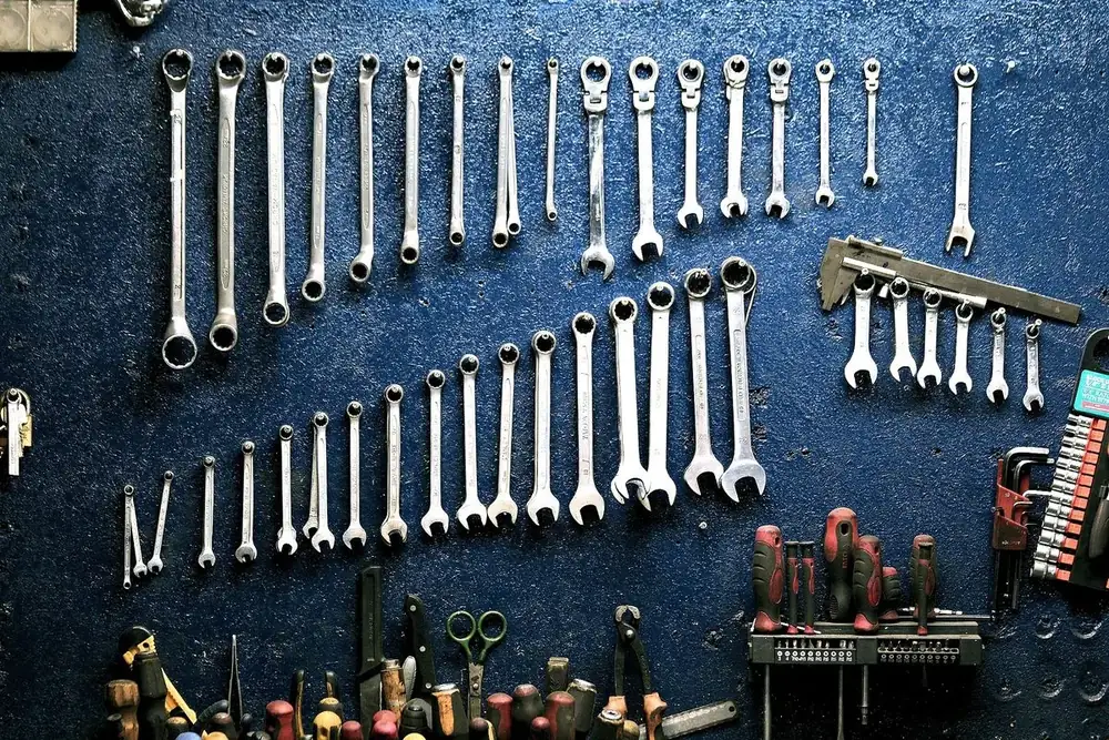 Manutenção e peças em oficina industrial
