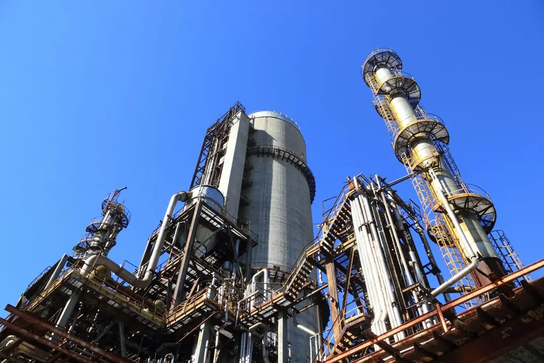 Planta industrial com sistemas de filtragem