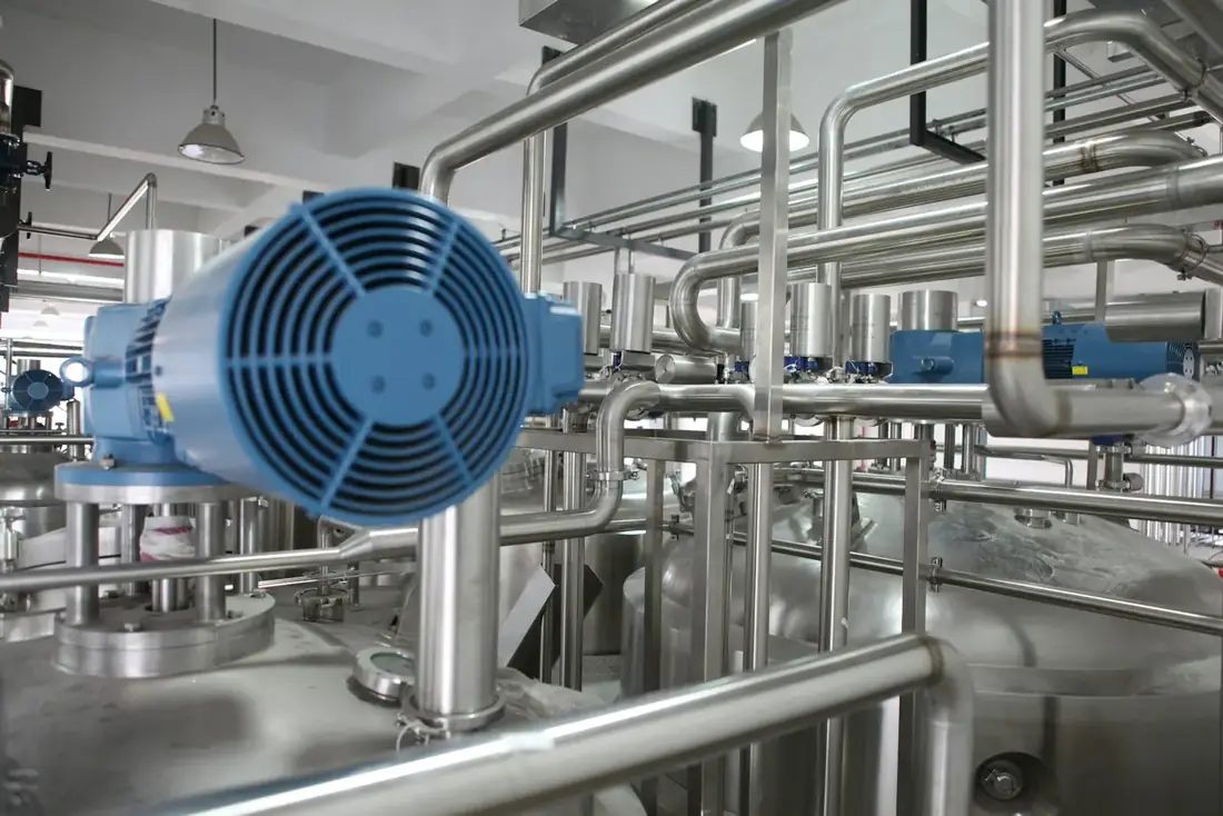 Sistemas de filtragem e dutos em planta industrial