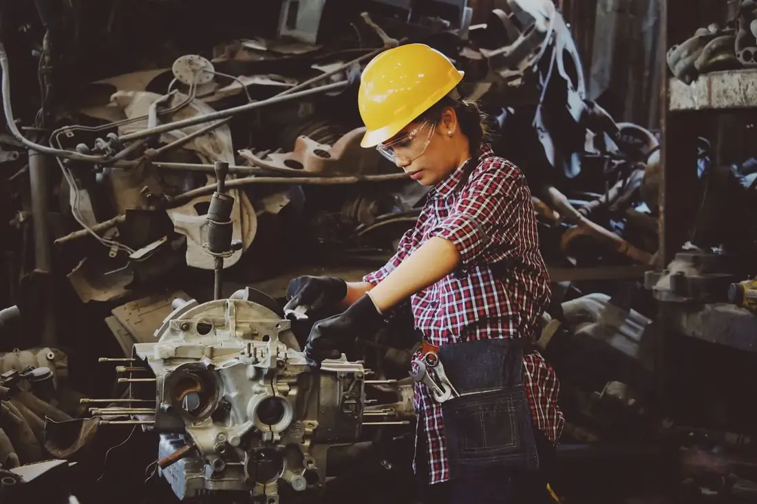 Componentes e manutenção em oficina industrial
