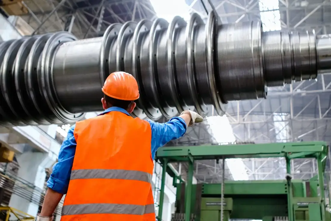 Máquina industrial em operação na fábrica