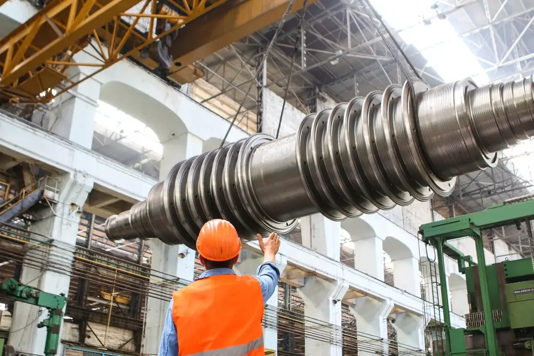 Equipamento industrial em fábrica, jateamento e preparação de superfície